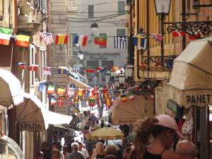 Xtrallusion photo gallery of Italy. Photos, pictures, images and photographs of the Italian Rivieras, the Italian Lakes, the Italian Alps, the Cinque Terre, the Amalfi coast and some of the most beautiful corners of Italy. Plus photos of Italian cities such as Pisa, Milan, Genoa and Rome.